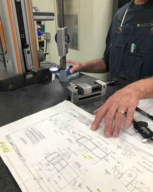 Comment les modifications techniques sont-elles contrôlées avant la production ?